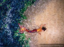 Keren, Seniman Ini Buat Instalasi Seni dari Sampah Plastik