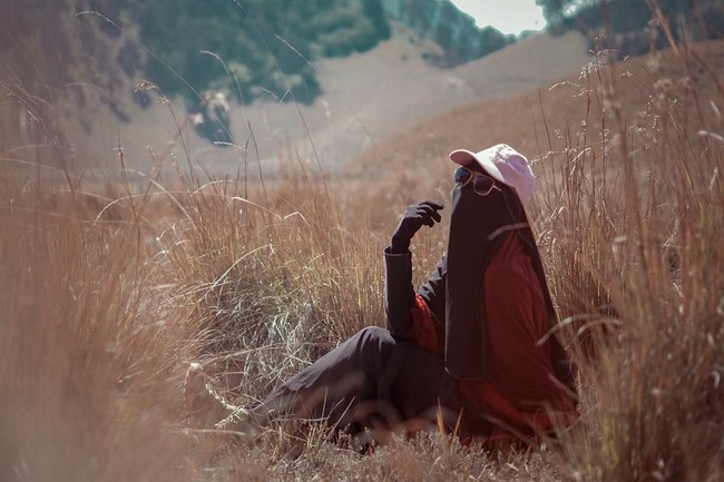 Fatihah menjadi salah satu dari beberapa hijabers bercadar yang punya hobi naik gunung. Sekilas, naik gunung memakai rok dan cadar terlihat merepotkan. Namun, Fatihah berhasil mendobrak pemikiran tersebut.  Foto: Instagram/seman9ka