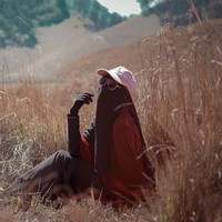 Fatihah menjadi salah satu dari beberapa hijabers bercadar yang punya hobi naik gunung. Sekilas, naik gunung memakai rok dan cadar terlihat merepotkan. Namun, Fatihah berhasil mendobrak pemikiran tersebut.  Foto: Instagram/seman9ka