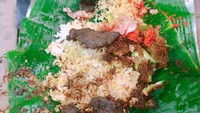 Nggak kalah nikmat, nasi Padang dengan lauk rendang dan sambal memang paling enak dimakan langsung dengan tangan. Isu boikot nasi Padang sepertinya tidak mempengaruhi selera netizen. Foto: Twitter