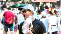 Aktor Jeremy Renner pemain Avengers:Endgame berusia 41 tahun ini tampil santai saat berkunjung ke Disneyland. Ia juga terlihat mencicipi beberapa makanan dan permen khas Disney di sana. Foto: Instagram @renner4real