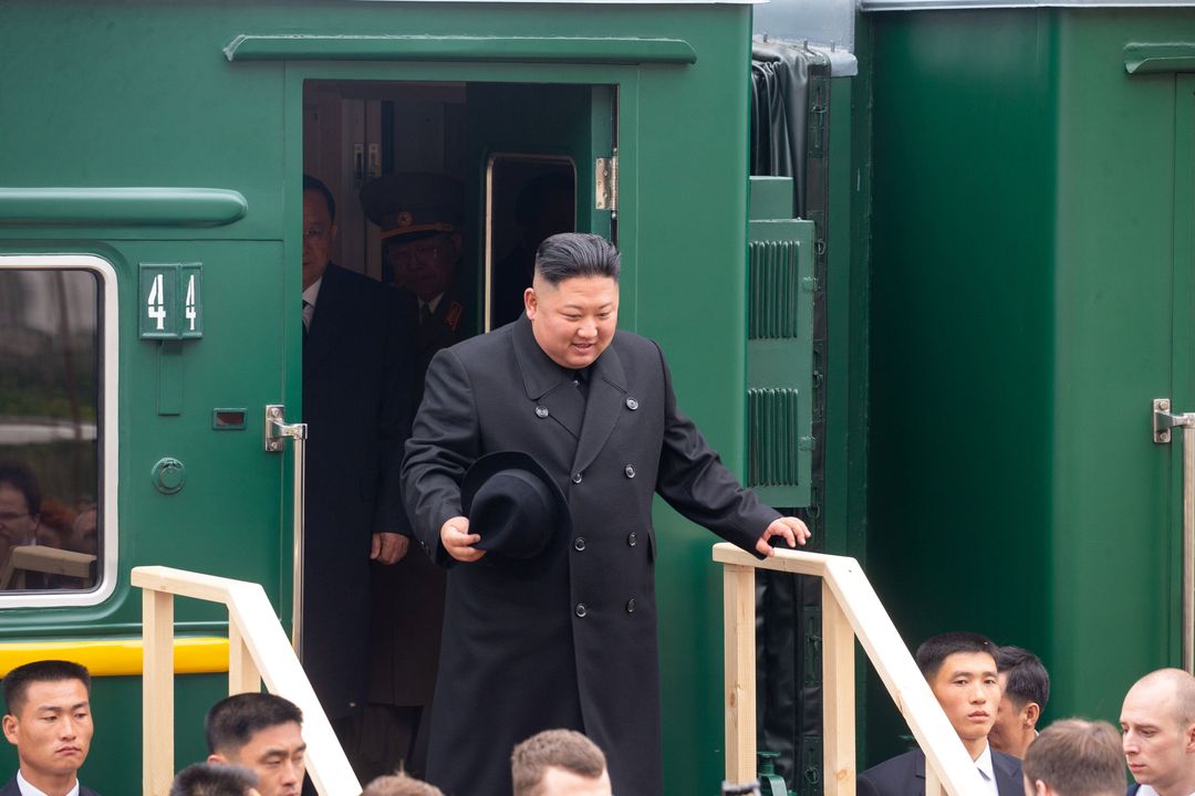 Pemimpin Korea Utara Kim Jong Un tiba di Rusia dengan kereta api khusus. Dalam kunjungan itu Kim Jong Un akan bertemu dengan Presiden Rusia Vladimir Putin.