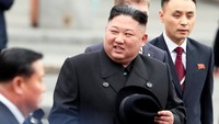 Kim Jong Un didampingi oleh para pejabat tinggi Korea Utara, termasuk Wakil Menteri Luar Negeri Choe Son Hui, demikian dilaporkan kantor berita Korea Utara, KCNA. Shamil Zhumatov/Reuters.