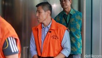 Salah satu tersangka, Bos Tjokro Group, Kurniawan Eddy Tjokro alias Yudi Tjokro, tampak mengenakan kemeja biru dan rompi oranye KPK saat tiba untuk menjalani pemeriksaan. Borgol pun nampak menghiasi tangan Yudi.