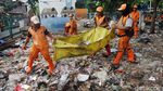 Sampah di Kolong Rel Juanda Dibersihkan