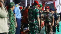 Kapolri Jenderal Tito Karnavian juga menghadiri HUT ke-67 Kopassus. Dia tampak mendampingi Hadi Tjahjanto menyalami tokoh-tokoh senior Kopassus.