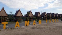 Kabupaten Bima di NTB punya objek wisata Taman Panda yang kekinian. Di sana dapat dijumpai Uma Lengge atau rumah adat Bima yang Instagenic (Faruk/detikcom)