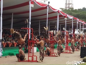 Peringatan HUT ke-67, Prajurit Kopassus Tampilkan Kekuatan Fisik