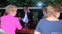 Pertemuan tersebut membicarakan masalah hubungan bilateral antara Rusia dengan Indonesia.