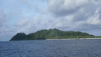 Pulau Senoa berada di Kabupaten Natuna, Kepulauan Riau. Kalau dilihat dari kejauhan, pulau ini akan terlihat seperti wanita hamil. (dtraveler)