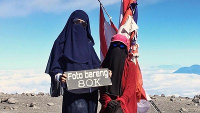 Foto: Inspirasi Hijab Cadar untuk Naik Gunung Ala Selebgram Fatihah