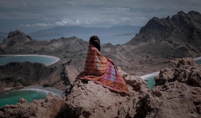 Tak hanya naik gunung, Fatihah juga menyukai traveling ke wisata alam yang ekstrim. Salah satunya adalah Pulau Padar, Flore, Nusa Tenggara Timur. Foto: Instagram/seman9ka