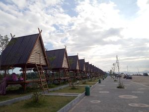 Foto: Taman Panda yang Isinya Rumah Adat Bima