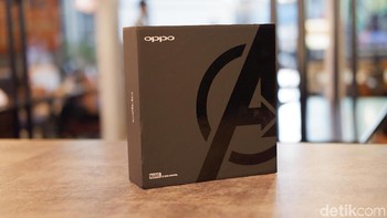 Kotak kemasan dibuat berbeda dengan versi standar. Dibuat berwarna hitam dihiasi logo Avengers. Foto: Adi Fida Rahman/detikINET