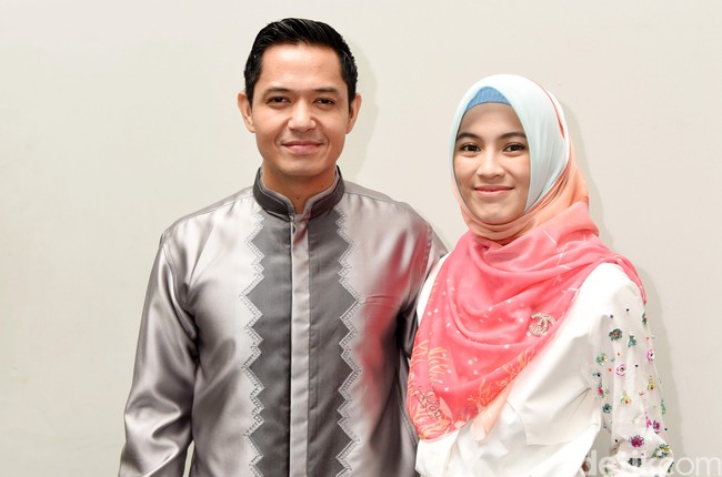 Dipertemukan lewat dunia sinetron dan sama-sama selebriti, Alyssa Subandono dan Dude Herlino tak pernah berpacaran. Namun keduanya menikah lewat proses taaruf dan kini sudah memiliki dua anak. Foto: Noel/detikFoto