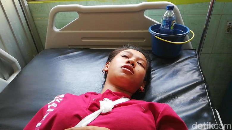 Mobil Rombongan Siswa Tabrak Pohon, 1 Anak Tewas Mobil Rombongan Siswa Tabrak Pohon, 1 Anak Tewas