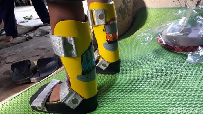 sepatu anak cerebral palsy