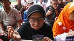 Senyum Cerah Kakek-Nenek Terima Kartu Lansia Jakarta