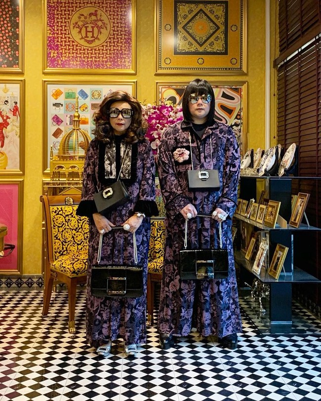 Yang membuat Peepy dan Mother Lee begitu populer bukan hanya koleksi barang branded mereka. Penampilan keduanya yang selalu matching pun menarik atensi netizen dan orang-orang yang melihat mereka secara langsung. Peepy dan ibunya tampil matching benar-benar dari ujung kepala sampai kaki. Dalam bergaya, keduanya selalu memakai kacamata, busana, sepatu hingga tas yang sama. Foto: Dok. Instagram @peepy_and_mother_lee