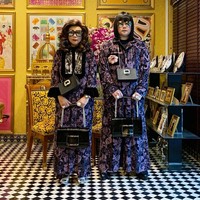 Yang membuat Peepy dan Mother Lee begitu populer bukan hanya koleksi barang branded mereka. Penampilan keduanya yang selalu matching pun menarik atensi netizen dan orang-orang yang melihat mereka secara langsung. Peepy dan ibunya tampil matching benar-benar dari ujung kepala sampai kaki. Dalam bergaya, keduanya selalu memakai kacamata, busana, sepatu hingga tas yang sama. Foto: Dok. Instagram @peepy_and_mother_lee