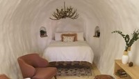 Fasilitas berupa kamar mandi hanya ada 1 unit, pendingin ruangan (AC), perapian, satu kasur berukuran queen, satu meja, dua buah kursi dan keperluan kamar mandi (Airbnb)  