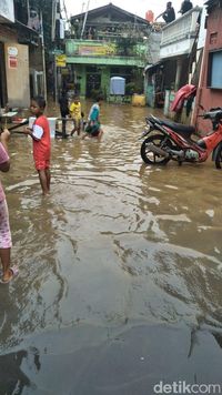 Warga Rawajati Sempat Kebanjiran. Air Kini Sudah Surut.