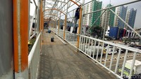 Jembatan telah dibangun melintang di atas jalan. Hanya atap jembatan yang masih dalam proses pembangunan.