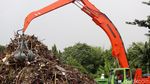 Petugas Bersih-bersih Sampah di Pintu Air Manggarai