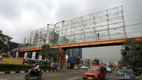 Saat ini wujud JPO sudah mulai tampak. Jembatan dan pagar sudah dipasang melintang di atas Jalan Ahmad Yani.