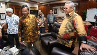 Mahfud disebut datang ke KPU untuk memberikan dukungan moril.