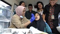Seperti salah satunya di Madrasah Aliyah (MA) Pondok Pesantren Al-Falak, Pagentongan, Kelurahan Loji, Bogor guna mendorong kesadaran akan pentingnya memeriksa kesehatan gigi secara berkala untuk semua siswa. Foto: dok. Bank Mega
