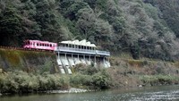 Stasiun ini terletak di jalur kereta Nishikigawa Seiryu Line di bagian selatan Jepang. Stasiun unik ini terletak persis di pinggir Sungai Nishiki yang indah.  (dok. Nishikigawa Railway)