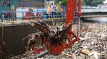 Petugas Bersih-bersih Sampah di Pintu Air Manggarai