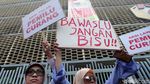 Massa Geruduk Bawaslu dalam Aksi Lawan Pemilu Curang