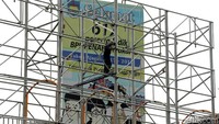 JPO itu juga dipasangi pagar kawat untuk mengantisipasi aksi pelemparan batu ke arah pengendara.