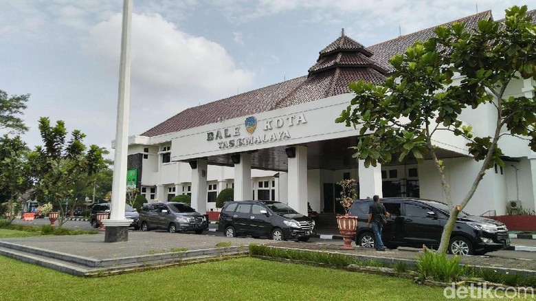 Kantor Digeledah KPK, Wali Kota Tasik Diam di Ruang Tamu Kantor Digeledah KPK, Wali Kota Tasik Diam di Ruang Tamu