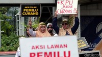 Beberapa poster tampak dibawa massa seperti Aksi Lawan Pemilu Curang, Bawaslu Jangan Bisu, hingga Aksi Tolak Pemilu Curang.