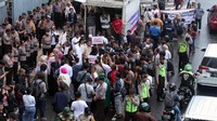 Sementara itu, kondisi lalu lintas di Jalan MH Thamrin arah Monas terpantau ramai lancar. Hingga pukul 11.42 WIB, aksi masih berlangsung.