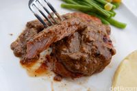 Pampalassa: Menyantap Tenderloin Steak Saus Mushroom di Kawasan Tambun