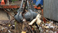 Alat berat mengangkut sampah yang hanyut terbawa air sungai hingga Pintu Air Manggarai, Jakarta.