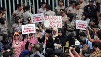 Sejumlah polisi turut bersiaga di sekitar gedung Bawaslu untuk menjaga aksi tetap kondusif.