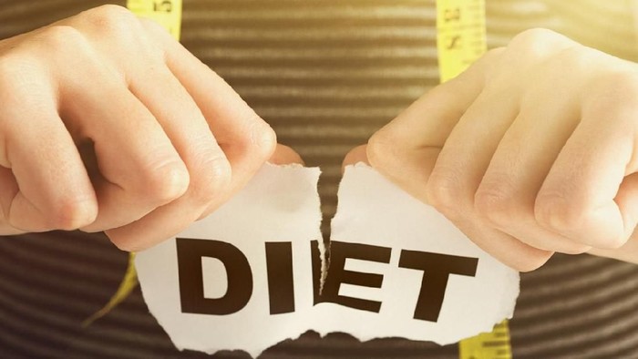 970132674 Young woman ends her diet. Has she succeeded or failed?