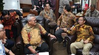 Mahfud MD berbincang dengan Ketua KPU Arief Budiman.
