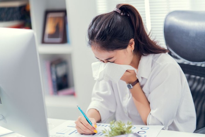 Cara menyembuhkan batuk pilek dalam sehar. Foto: shutterstock Cara menyembuhkan batuk pilek dalam sehar. Foto: shutterstock