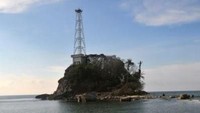 Kamu bisa melihat mercusuar dari tepi pantai yang jernih dan tenang. (dtraveler)