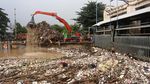 Petugas Bersih-bersih Sampah di Pintu Air Manggarai