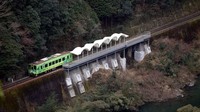 Ditambah lagi, di sekeliling stasiun ini masih berupa hutan yang hijau dan asri. Jadilah stasiun ini punya pemandangan yang Instagramable banget. (dok. Nishikigawa Railway)