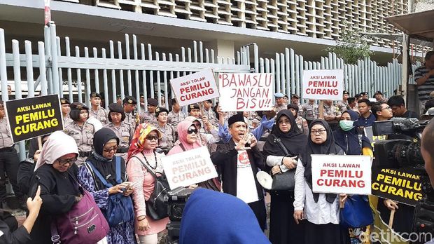 Sejumlah massa demo di depan gedung Bawaslu RI.