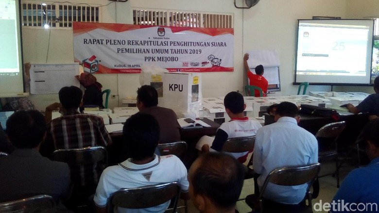 21 TPS di Kudus Hitung Ulang Suara Caleg, Ini Penyebabnya 21 TPS di Kudus Hitung Ulang Suara Caleg, Ini Penyebabnya