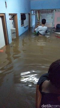 Warga Rawajati Sempat Kebanjiran. Air Kini Sudah Surut